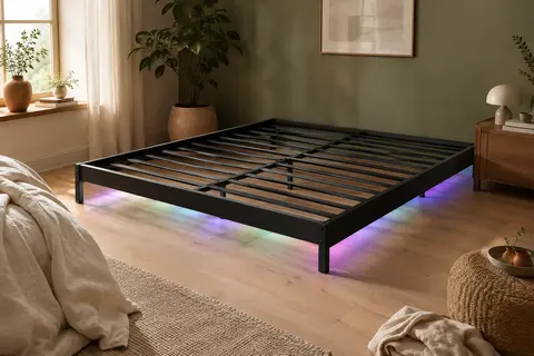 Cadre de lit double en métal noir avec lattes intégrées et éclairage LED RGB sous la structure.
