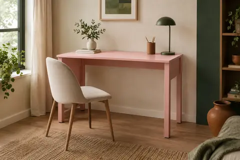 Bureau Furinno compact rose à plateau laminé et pieds droits, installé dans un coin de travail lumineux