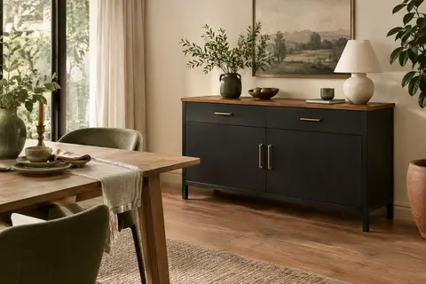 Buffet noir HOCSOK avec plateau brun effet bois, deux tiroirs et deux portes dans une salle à manger claire.