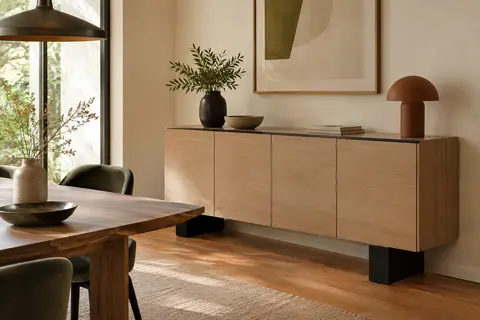 Buffet Phoenix de 140 cm à quatre portes, décor bois beige et noir, dans une salle à manger lumineuse.