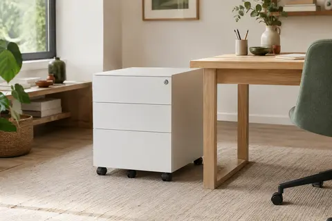 Caisson de bureau SONGMICS blanc mat à trois tiroirs verrouillables, monté sur roulettes près d’un bureau en bois clair