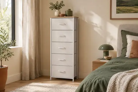 Commode SONGMICS blanche à cinq tiroirs en tissu, avec cadre en acier, installée dans une chambre claire.