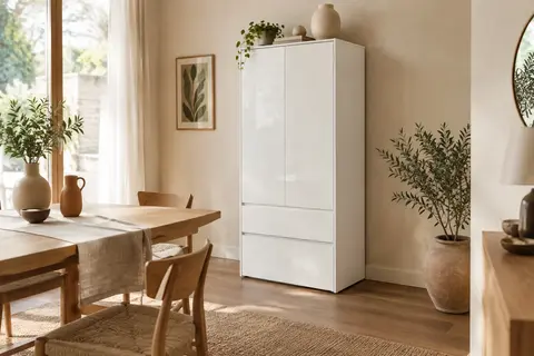 Buffet haut blanc laqué avec deux portes et deux tiroirs dans une salle à manger lumineuse