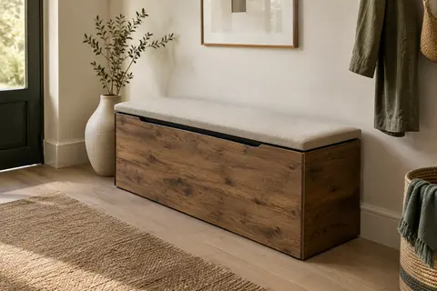 Banc de rangement VASAGLE brun rustique à couvercle, installé dans une entrée lumineuse et sobre.