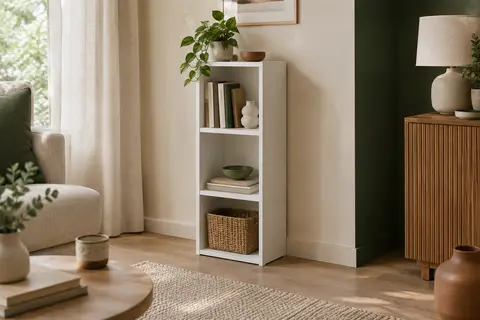 Bibliothèque blanche étroite à trois niveaux, installée dans un intérieur chaleureux aux tons crème et verts.