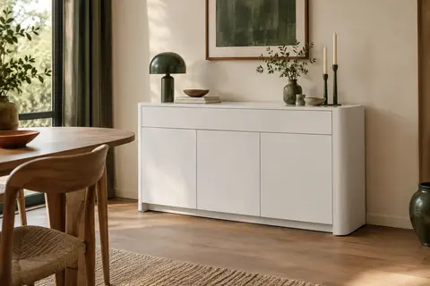 Buffet blanc Xbro avec tiroir, trois portes et surface supérieure laquée, installé dans un intérieur chaleureux