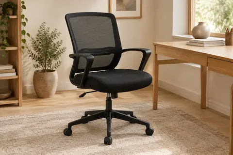 Chaise de bureau noire en maille respirante, assise rembourrée et base étoile à cinq roulettes.