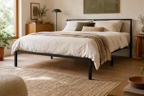 Cadre de lit plateforme noir en métal avec lattes en acier, présenté dans une chambre lumineuse.